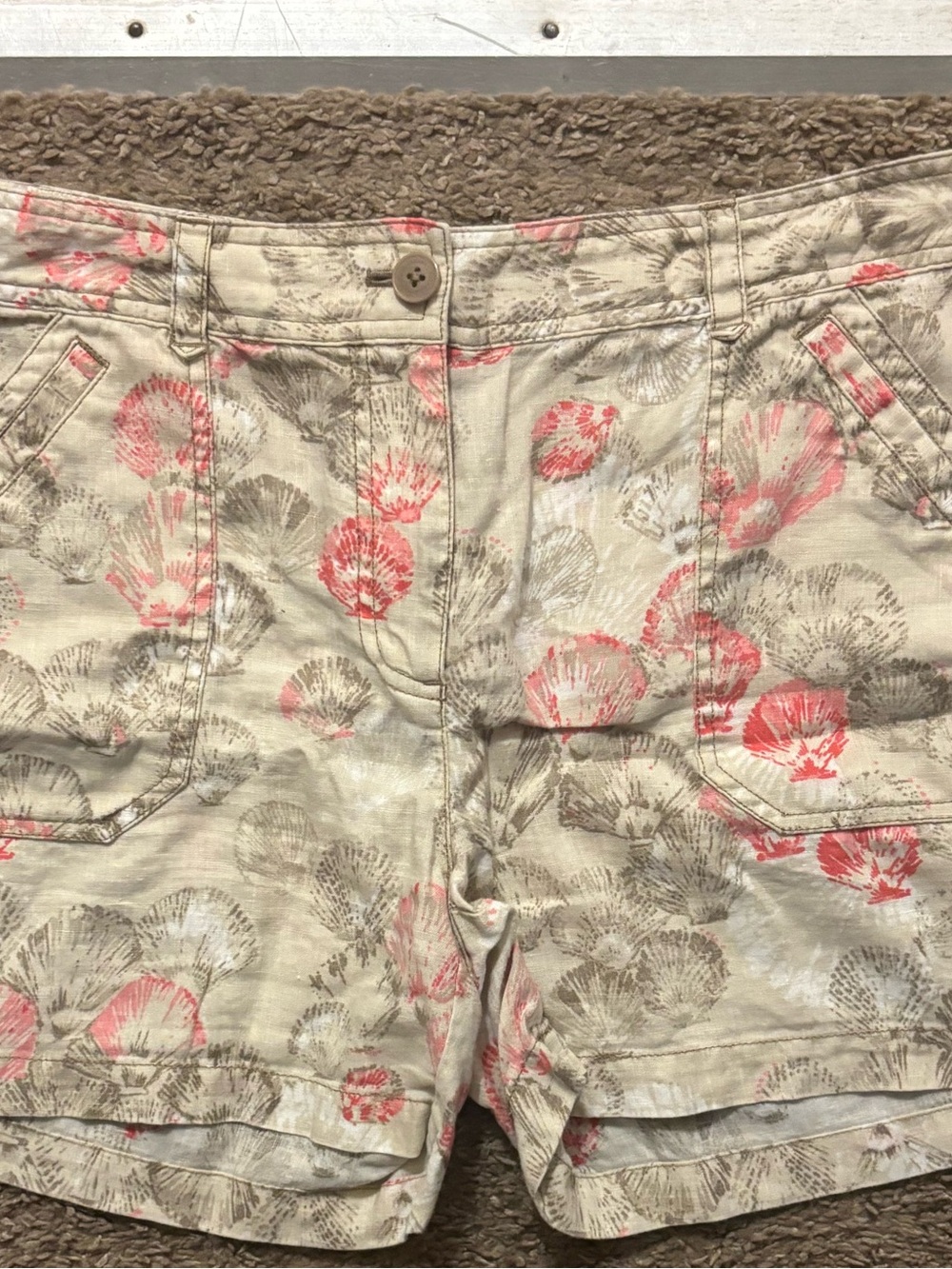 Tommy Bahama Women's 12 Beige Seashell Colorful Print Linen Shorts Like New